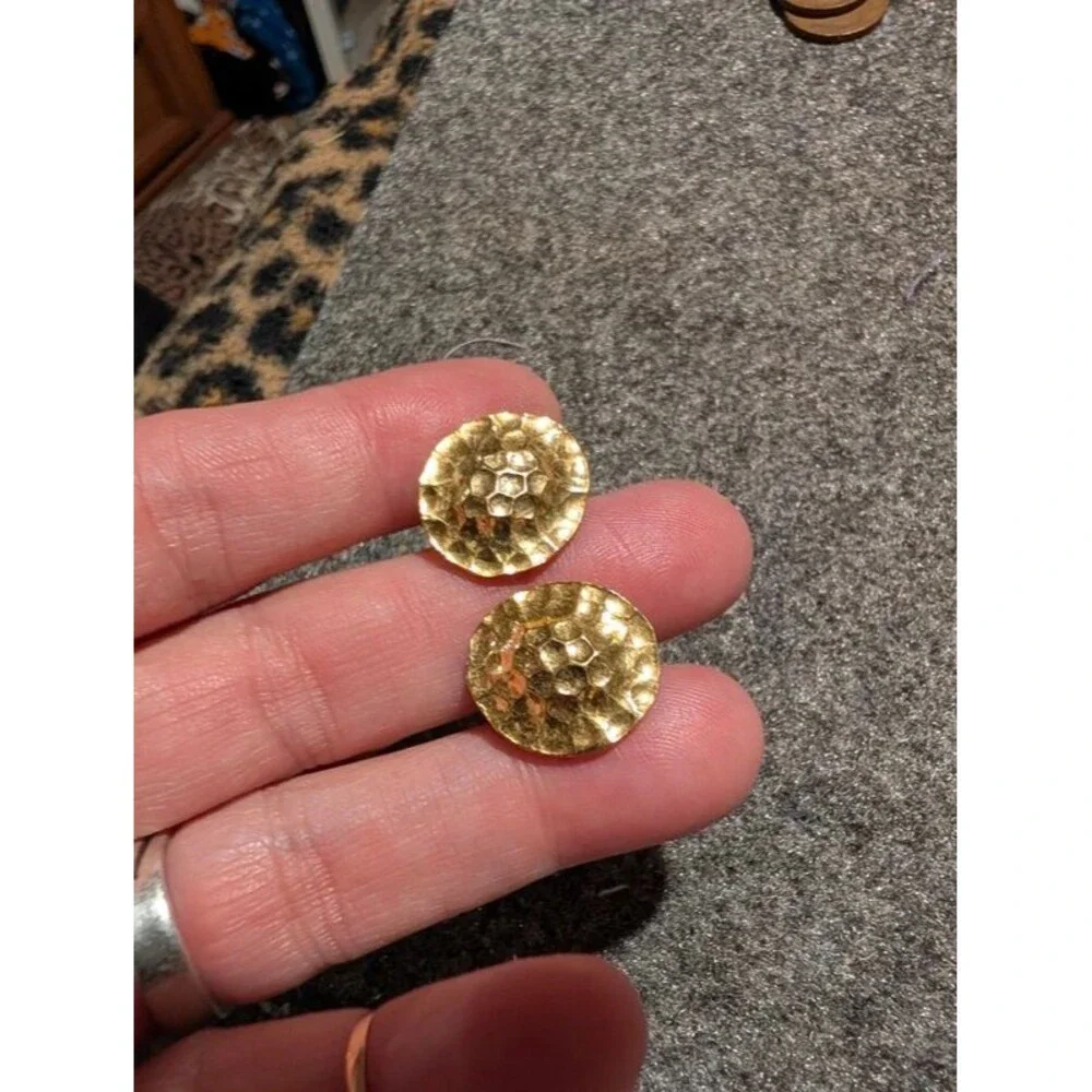 Gold round earrings